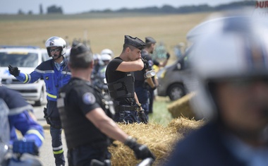 Incident z balami sena in solzivcem prekinil 16. etapo Toura