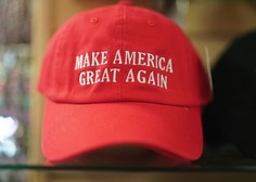 Karma na delu: Trumpove carine ovirajo uvoz njegovih kap in majic s Kitajske!