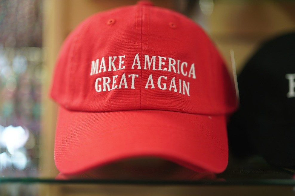 Karma na delu: Trumpove carine ovirajo uvoz njegovih kap in majic s Kitajske! (foto: profimedia)