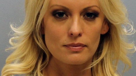 Stormy Daniels je bila tarča skupine policistov, ki so jo vzeli na piko!