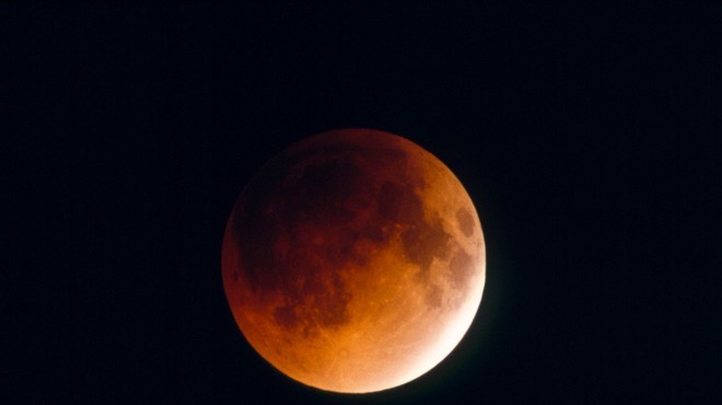 Če imate priložnost, nocoj le opazujte popolni Lunin mrk (foto: Profimedia)
