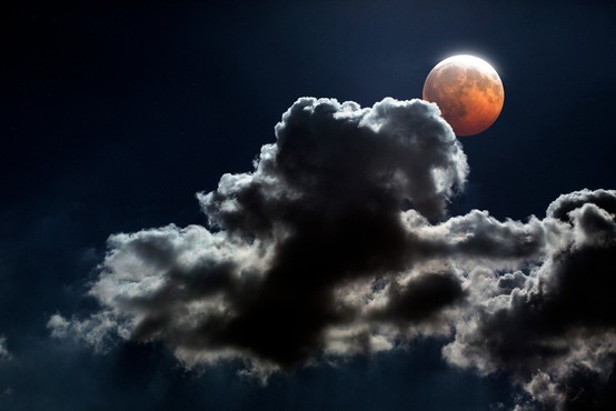 Po vsem svetu so bile oči uprte v nebo k bakreno rdeči Luni