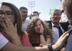 Palestinska najstnica Ahed Tamimi, ki je decembra primazala zaušnico izraelskemu vojaku, na prostosti