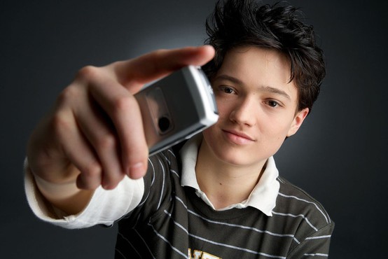 V Franciji z zakonom prepovedali pametne telefone v šolah