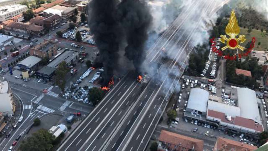 
                            Zaradi hude nesreče je promet v Bologni ohromljen, ob eksploziji se je zrušil nadvoz, 2 žrtvi, 60 poškodovanih (foto: STA)