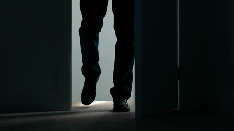Zaporna kazen za očima in mater, ki sta njenega sina spolno zlorabljala in ga prodajala pedofilom