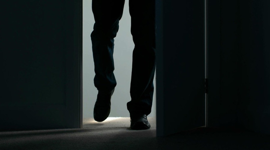 Zaporna kazen za očima in mater, ki sta njenega sina spolno zlorabljala in ga prodajala pedofilom (foto: profimedia)