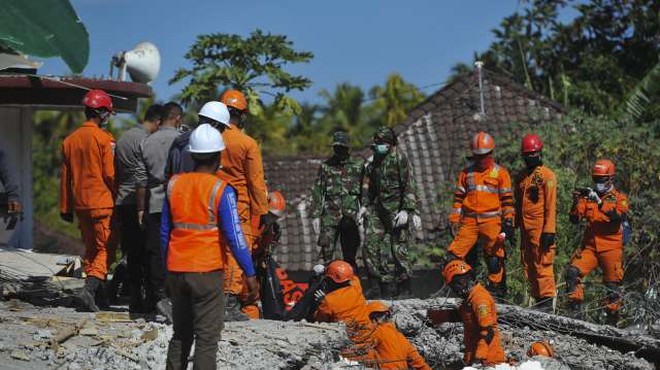 Popotresni Lombok: število žrtev narašča, reševanje in pomoč zaradi uničenih cest oteženo (foto: STA)