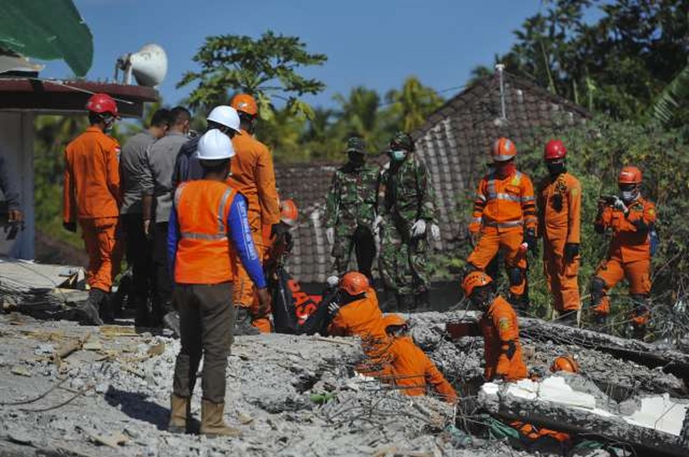 Popotresni Lombok: število žrtev narašča, reševanje in pomoč zaradi uničenih cest oteženo (foto: STA)