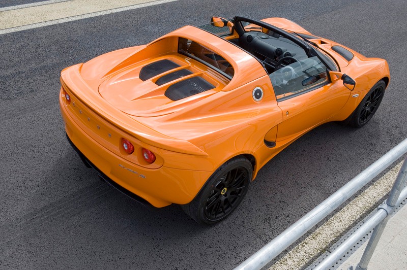 V času, ko vsi iščejo udobje, Elise ponuja iskreno izkušnjo. Brez izolacije, brez kompromisov – samo ti, volan in asfalt. …