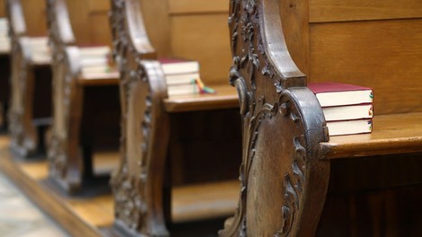 Zaradi spolne zlorabe štiriletna zaporna kazen za nekdanjega župnika iz Preske pri Medvodah