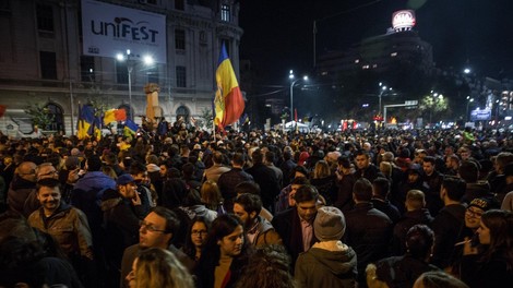Policija neusmiljena do protestnikov v Bukarešti, več kot 450 poškodovanih