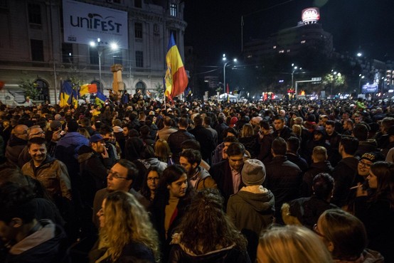 Policija neusmiljena do protestnikov v Bukarešti, več kot 450 poškodovanih