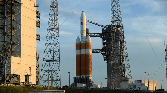 Po zapletih so z zamudo v Cape Canaveralu le izstrelili sondo, ki naj bi vstopila v Sončevo korono (foto: profimedia)