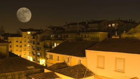 Na festivalu v Vigu se je ponoči zrušila lesena ploščad na morjem, več kot 300 poškodovanih