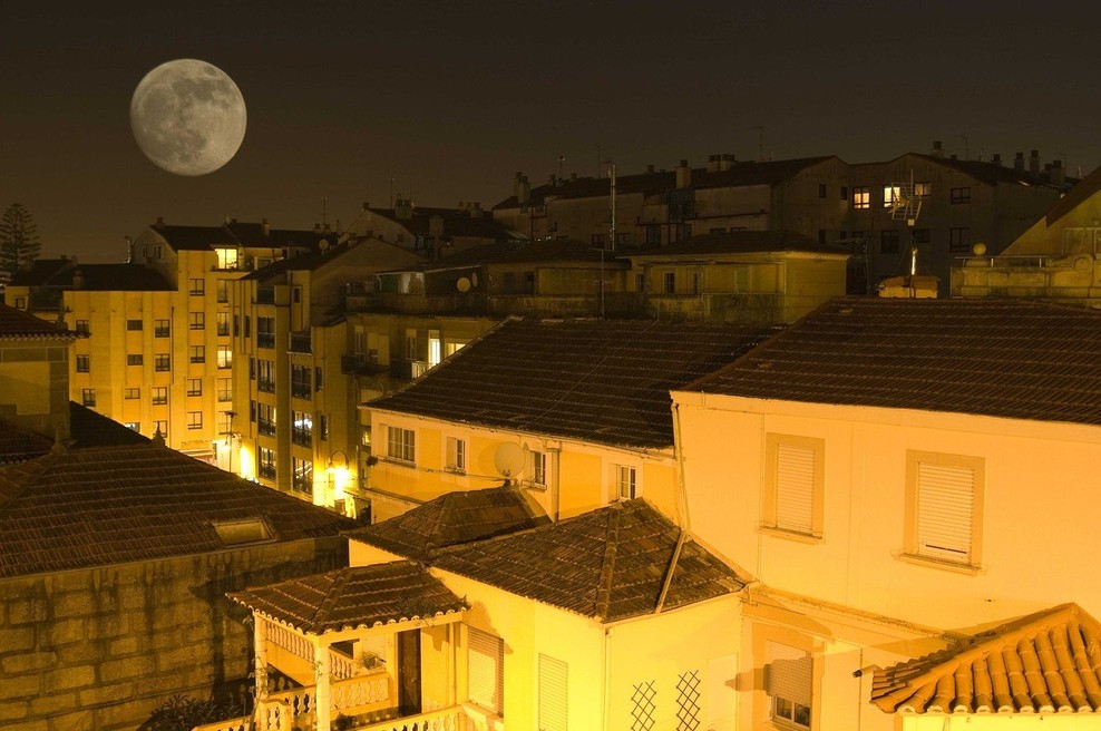 Na festivalu v Vigu se je ponoči zrušila lesena ploščad na morjem, več kot 300 poškodovanih (foto: profimedia)