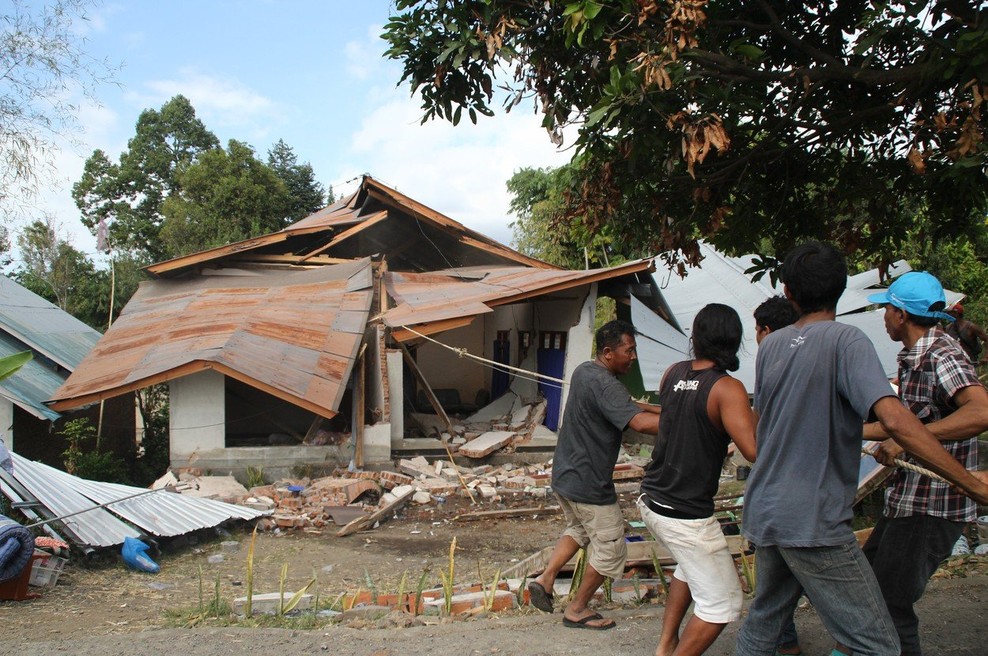 Sveže številke: potres na indonezijskem otoku Lombok je terjal več kot 400 življenj (foto: profimedia)