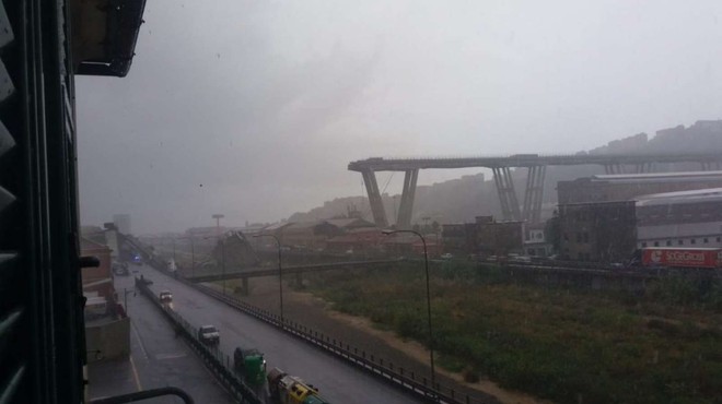 Število žrtev zrušenja viadukta v Genovi se je povzpelo na 42 (foto: STA)