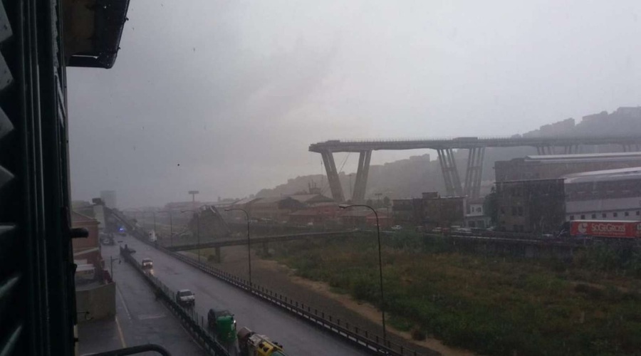 Število žrtev zrušenja viadukta v Genovi se je povzpelo na 42 (foto: STA)