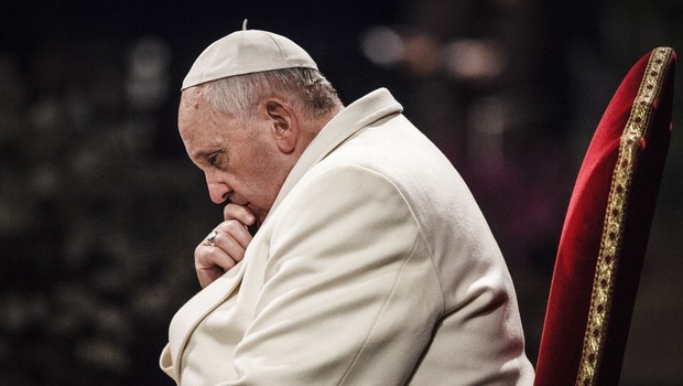 
                            Papež odklonil poljubljanje prstana iz strahu pred okužbami (foto: Profimedia)