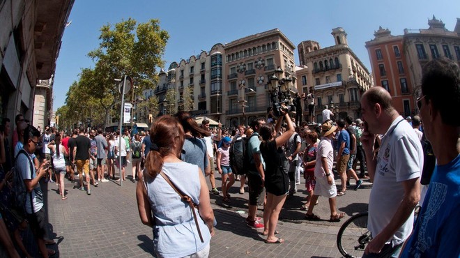 V Barceloni ob poskusu napada na policijsko postajo ubit moški (foto: profimedia)
