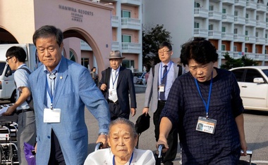 Severna Koreja: Po 70 letih le 12 ur za ponovno snidenje ločenih družin!