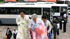 Severna Koreja: Po 70 letih le 12 ur za ponovno snidenje ločenih družin!