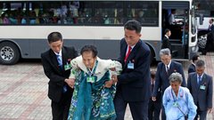 Severna Koreja: Po 70 letih le 12 ur za ponovno snidenje ločenih družin!