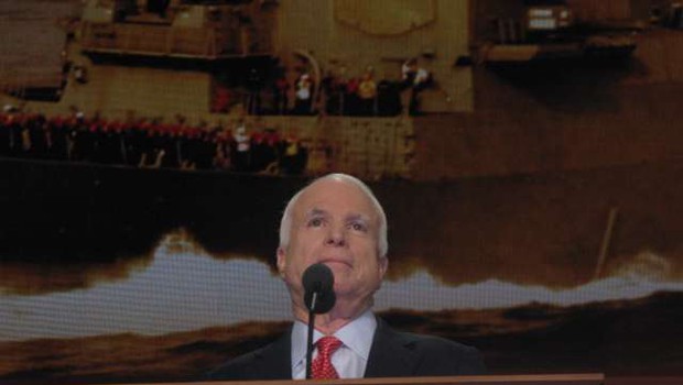 
                            Poklon ameriških politikov preminulemu republikanskemu senatorju Johnu McCainu (foto: STA/Robi Poredoš)
