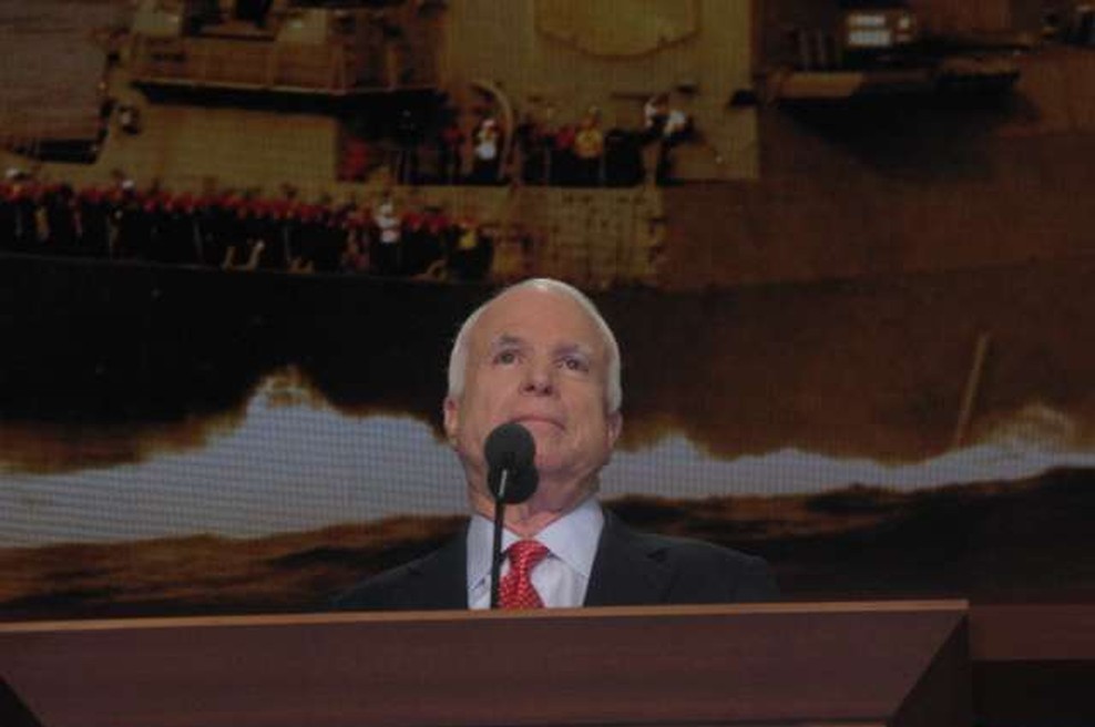 Poklon ameriških politikov preminulemu republikanskemu senatorju Johnu McCainu (foto: STA/Robi Poredoš)