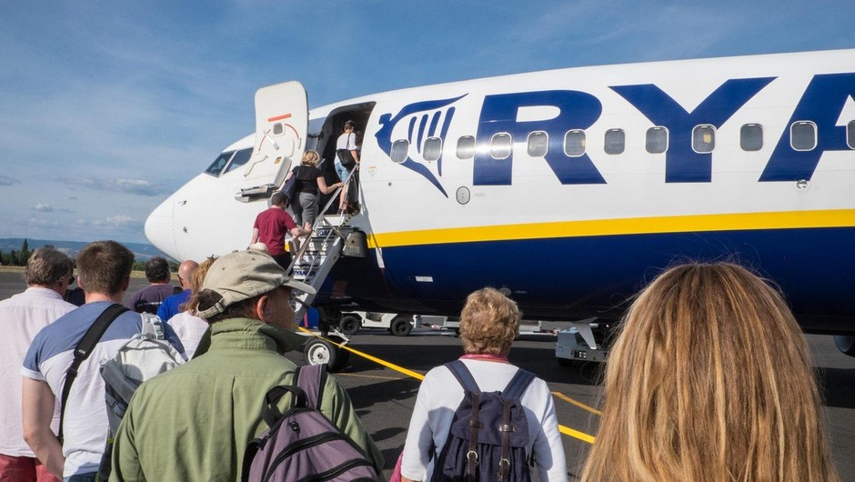 
                            Vnovična omejitev ročne prtljage pri Ryanairu, nekaj sprememb tudi za oddane kovčke (foto: profimedia)
