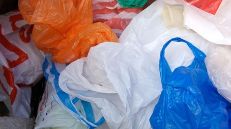 Začetek kampanje za zmanjšanje uporabe lahkih plastičnih vrečk