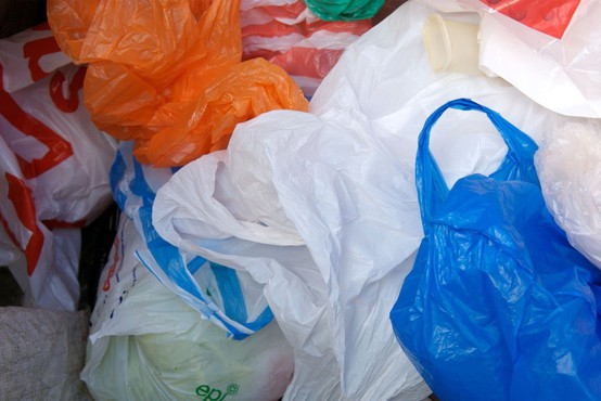 Začetek kampanje za zmanjšanje uporabe lahkih plastičnih vrečk