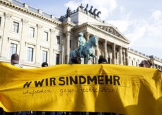Na protestih v nemškem Chemnitzu se je zbralo več tisoč ljudi