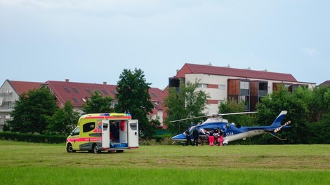 V gostinskem pretepu hudo poškodoval 42-letnika, a kar pol ure nihče ni poklical reševalcev