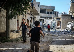 Idlib tarča silovitih sirskih in ruskih letalskih napadov, v nekaj urah okoli 90 napadov