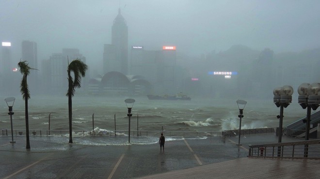 Tajfun Mangkhut je dosegel kitajsko obalo, število žrtev pa se veča, trenutno je terjal okrog sto življenj (foto: profimedia)