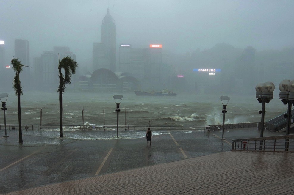 Tajfun Mangkhut je dosegel kitajsko obalo, število žrtev pa se veča, trenutno je terjal okrog sto življenj (foto: profimedia)