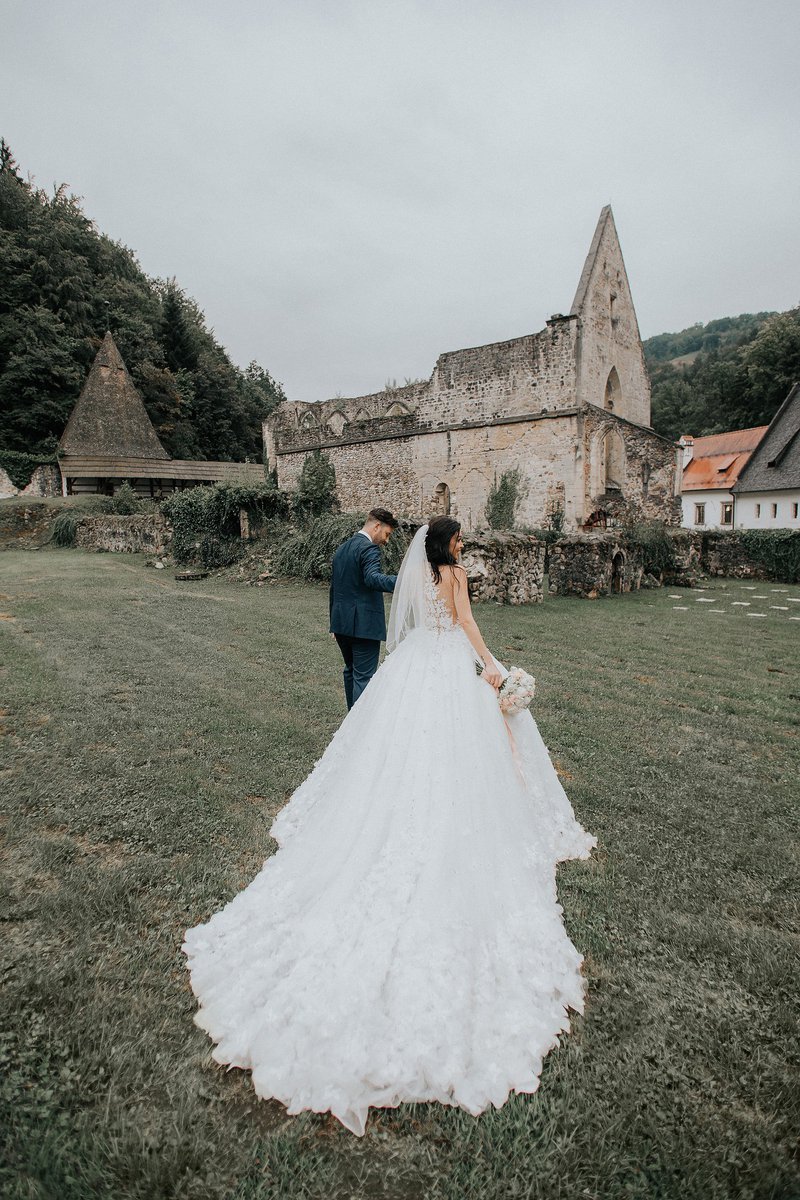 Konec avgusta 2018 je v zakonski jarem skočila Sanja Grohar, s svojim Matejem pa sta za poročno kuliso izbrala Žičko Kartuzijo. Za goste sta tedaj pripravila posebno presenečenje,, kar je zaupala novinarki Cosmopolitana: "Na koncu moje zaobljube sem naznanila, da je z nama tudi najino malo veselje in tako so za mojo nosečnost izvedeli še tisti, ki tega niso vedeli."