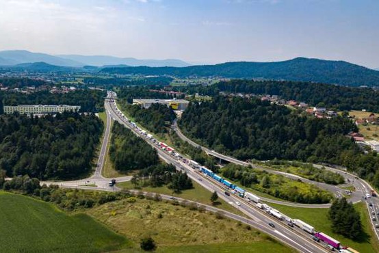 Gorenjska avtocesta je po nesreči znova odprta, a promet še vedno ni tekoč