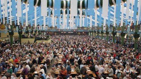 Münchenski župan Dieter Reiter je z dvema udarcema po sodčku opoldne odprl letošnji Oktoberfest