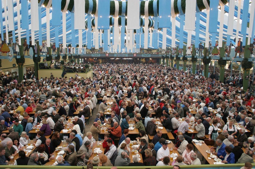 Münchenski župan Dieter Reiter je z dvema udarcema po sodčku opoldne odprl letošnji Oktoberfest (foto: profimedia)