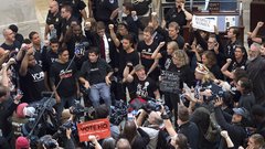 Trumpov kandidat za vrhovnega sodnika v primežu ogorčene javnosti