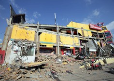 Število žrtev potresa in cunamija na Sulaveziju  se je povzpelo čez 800