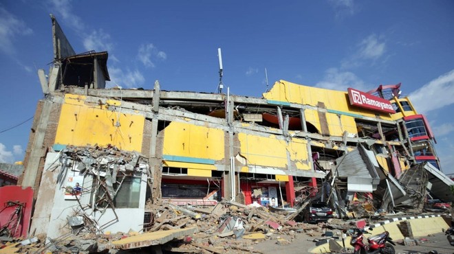 Število žrtev potresa in cunamija na Sulaveziju  se je povzpelo čez 800 (foto: profimedia)