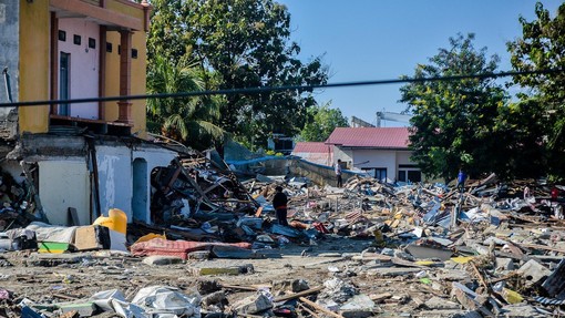 Že več kot 1200 žrtev potresa in cunamija v Indoneziji