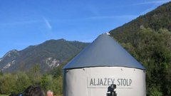 Obnovljeni Aljažev stolp se je vrnil na Triglav