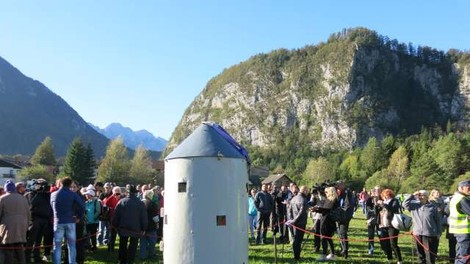 Obnovljeni Aljažev stolp se je vrnil na Triglav