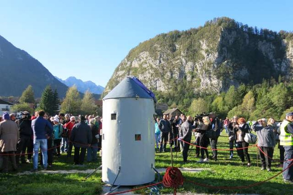 Obnovljeni Aljažev stolp se je vrnil na Triglav