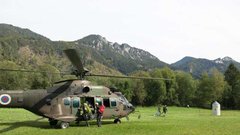 Obnovljeni Aljažev stolp se je vrnil na Triglav